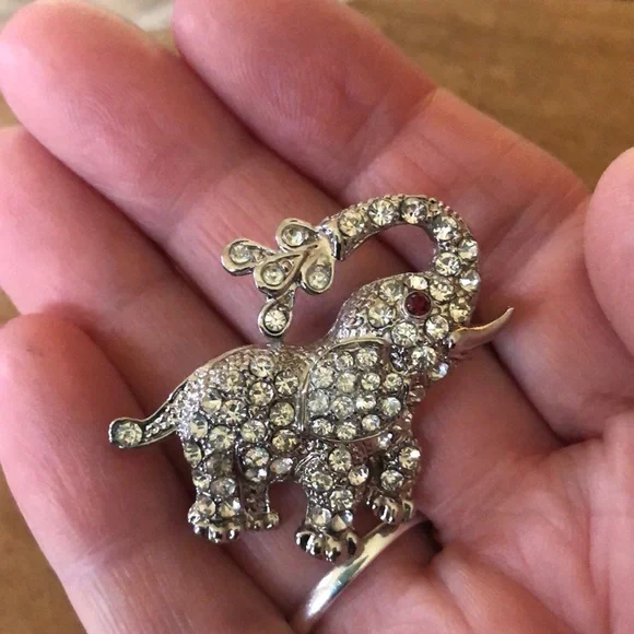 Sparkling Elephant Brooch - Picture 3 of 3
